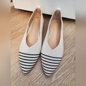 ChyJoey women's size 6.5 pointy toed flats in striped beige.
